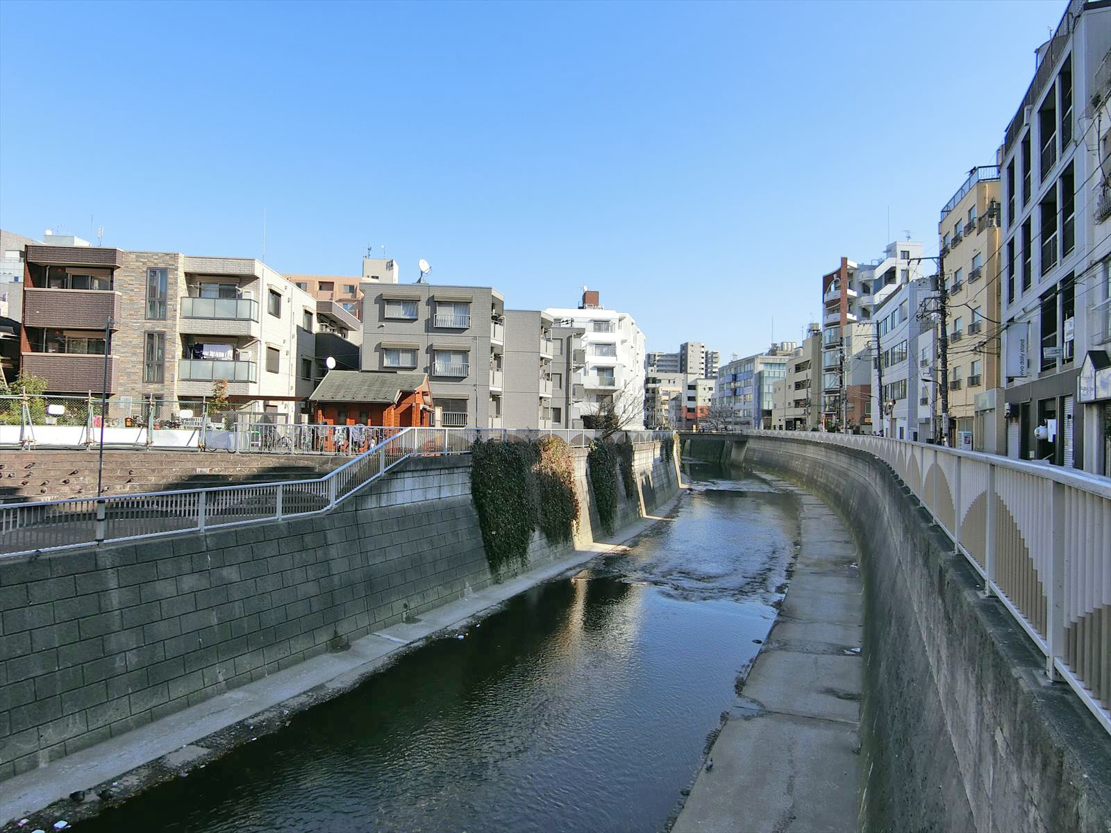 神田川沿いに立地