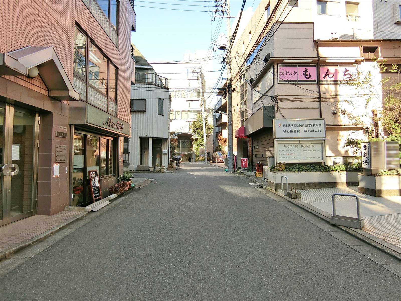 日染ビル前面の通り