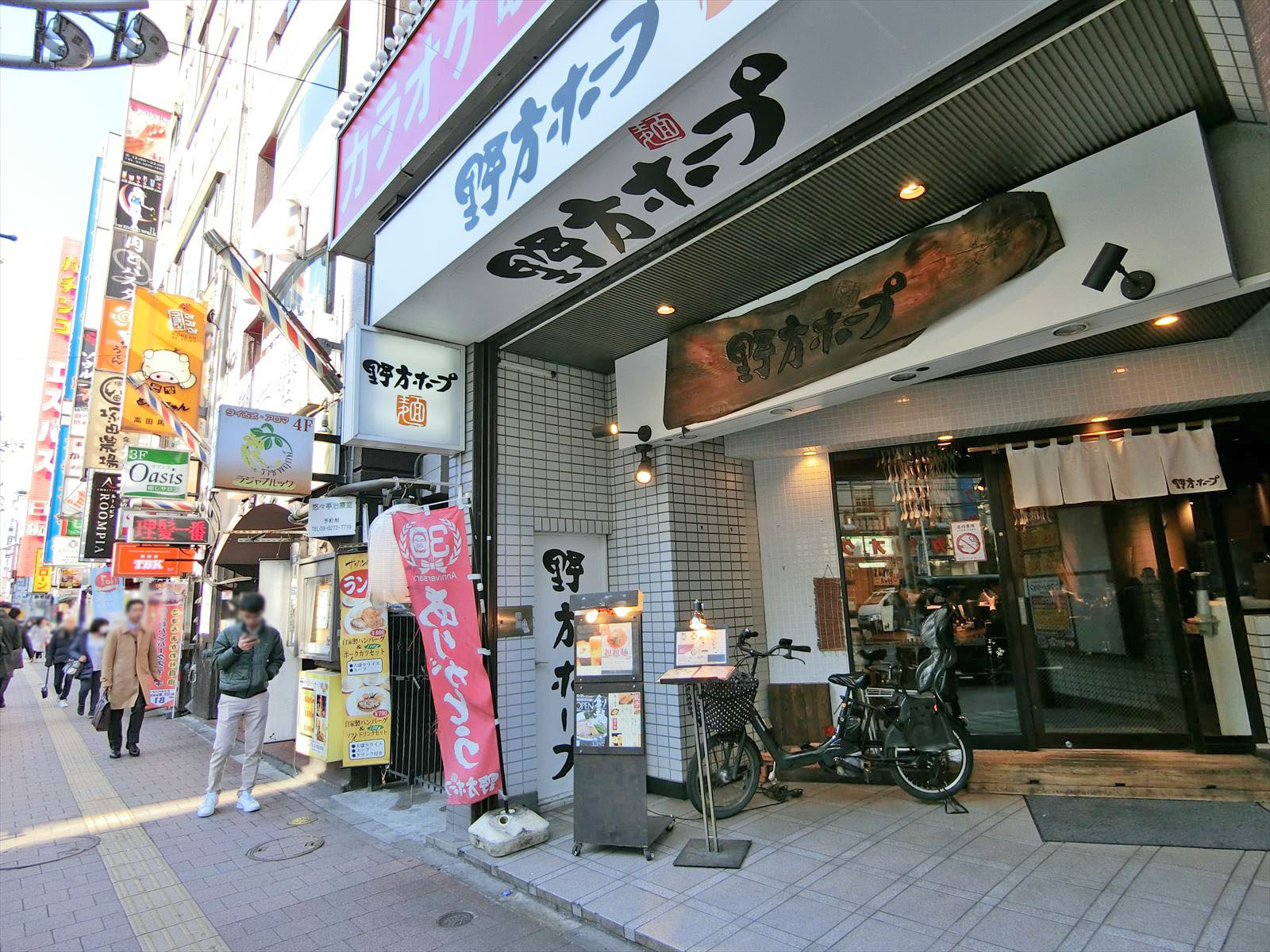 付近には飲食店が豊富