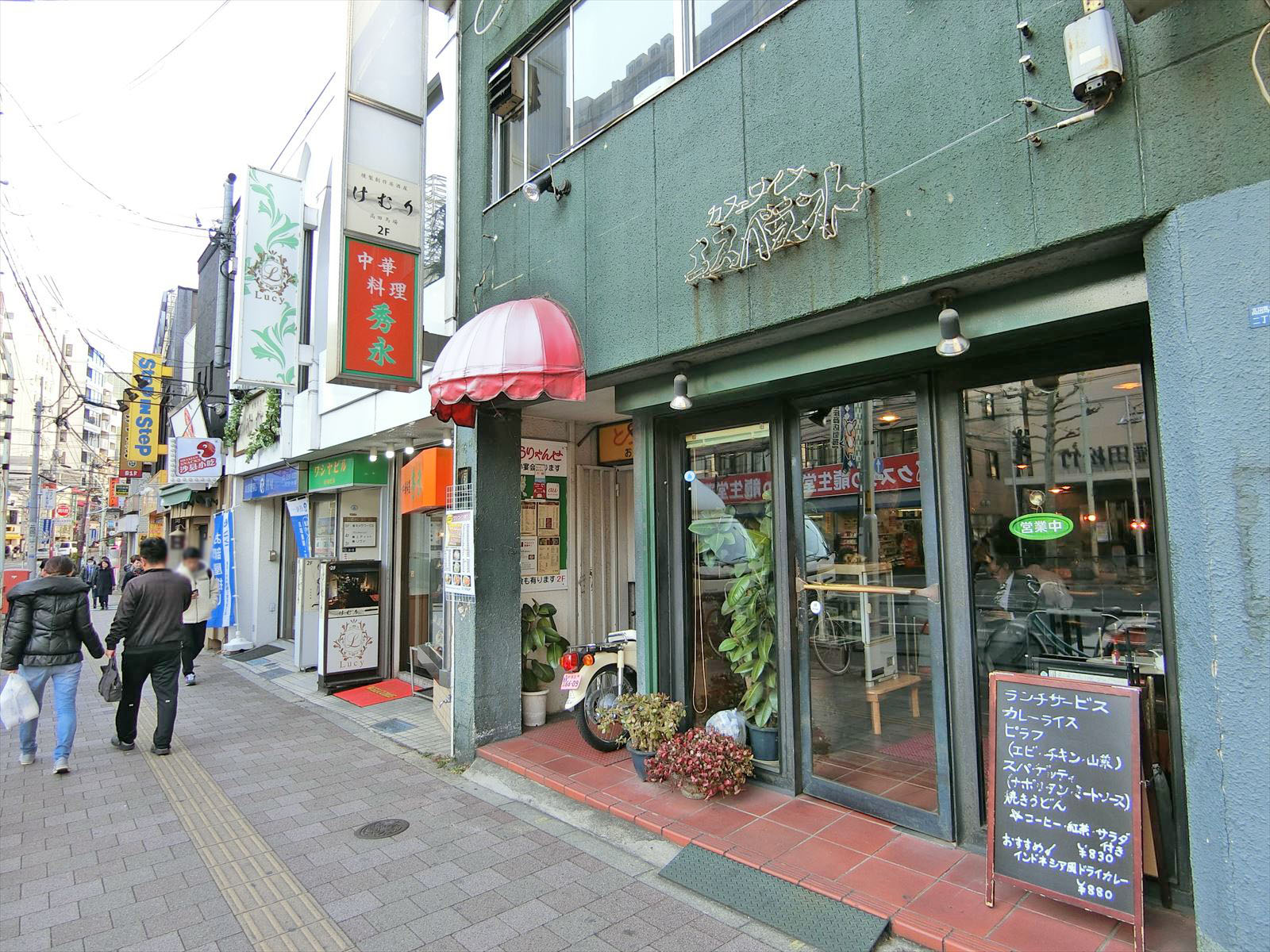 付近には飲食店が豊富