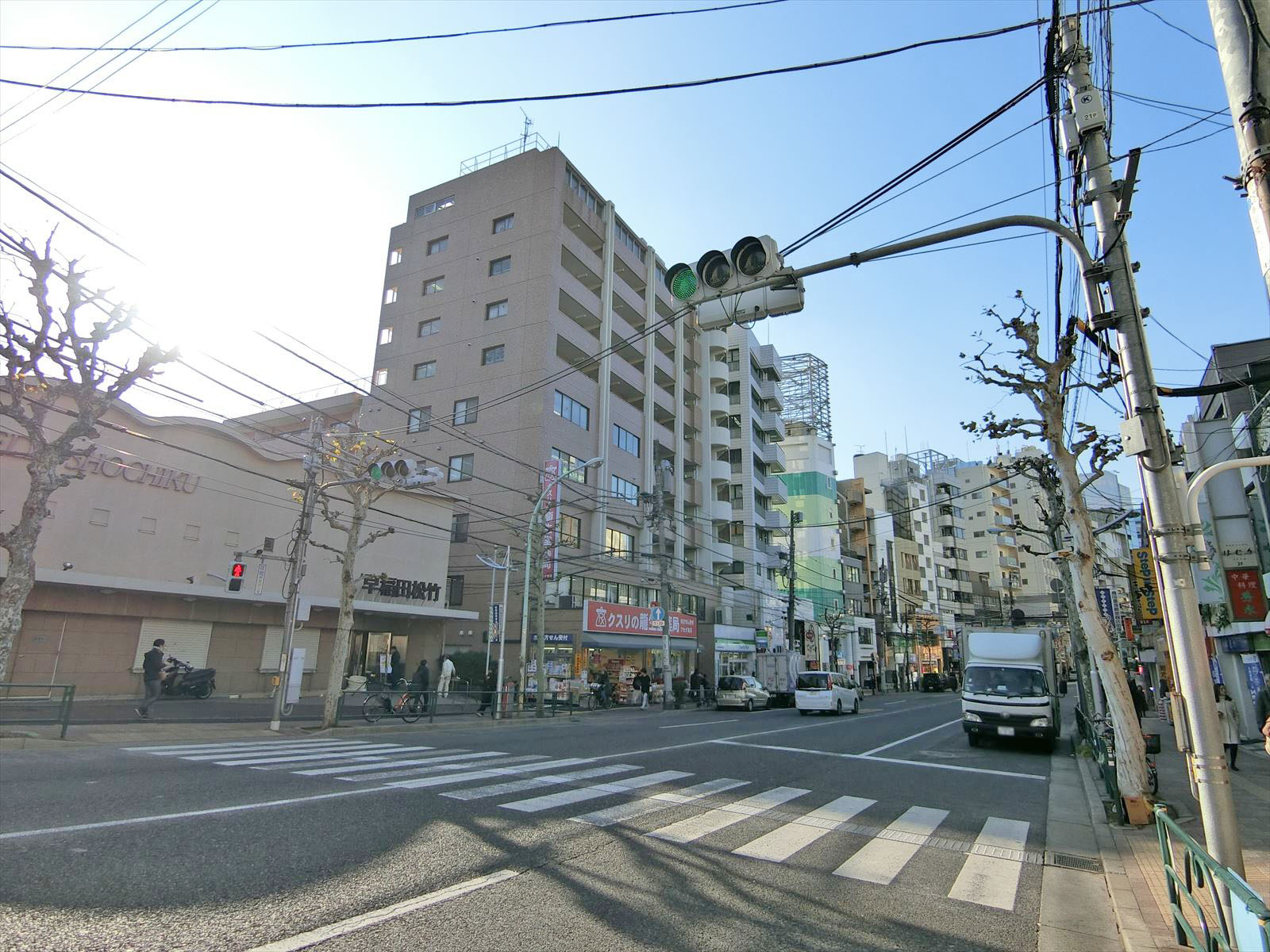 早稲田通り沿いに立地