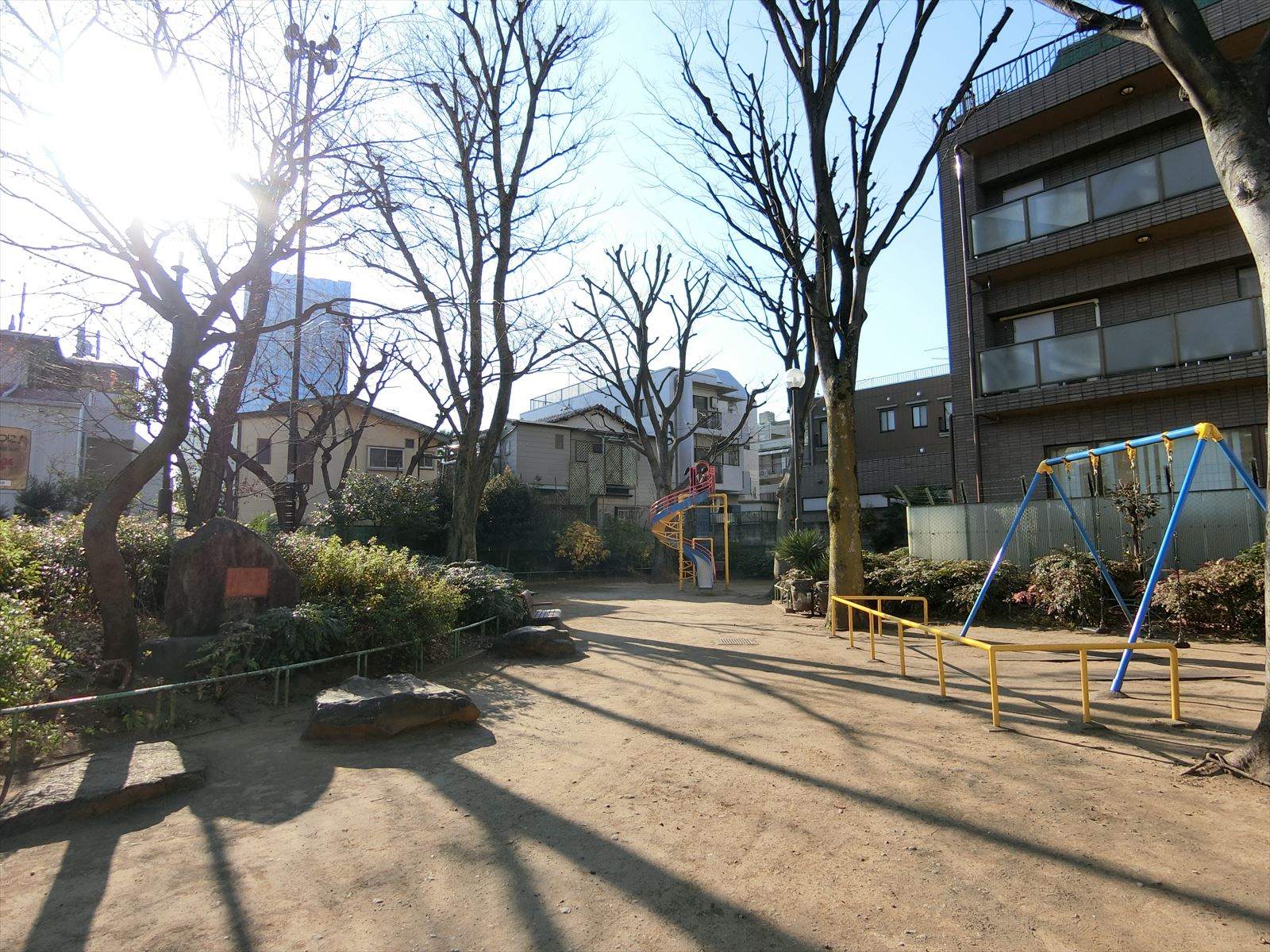 向かいの諏訪公園
