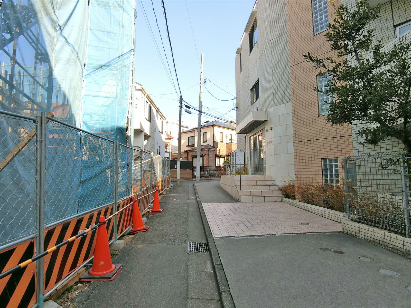 三契マンション前面の通り
