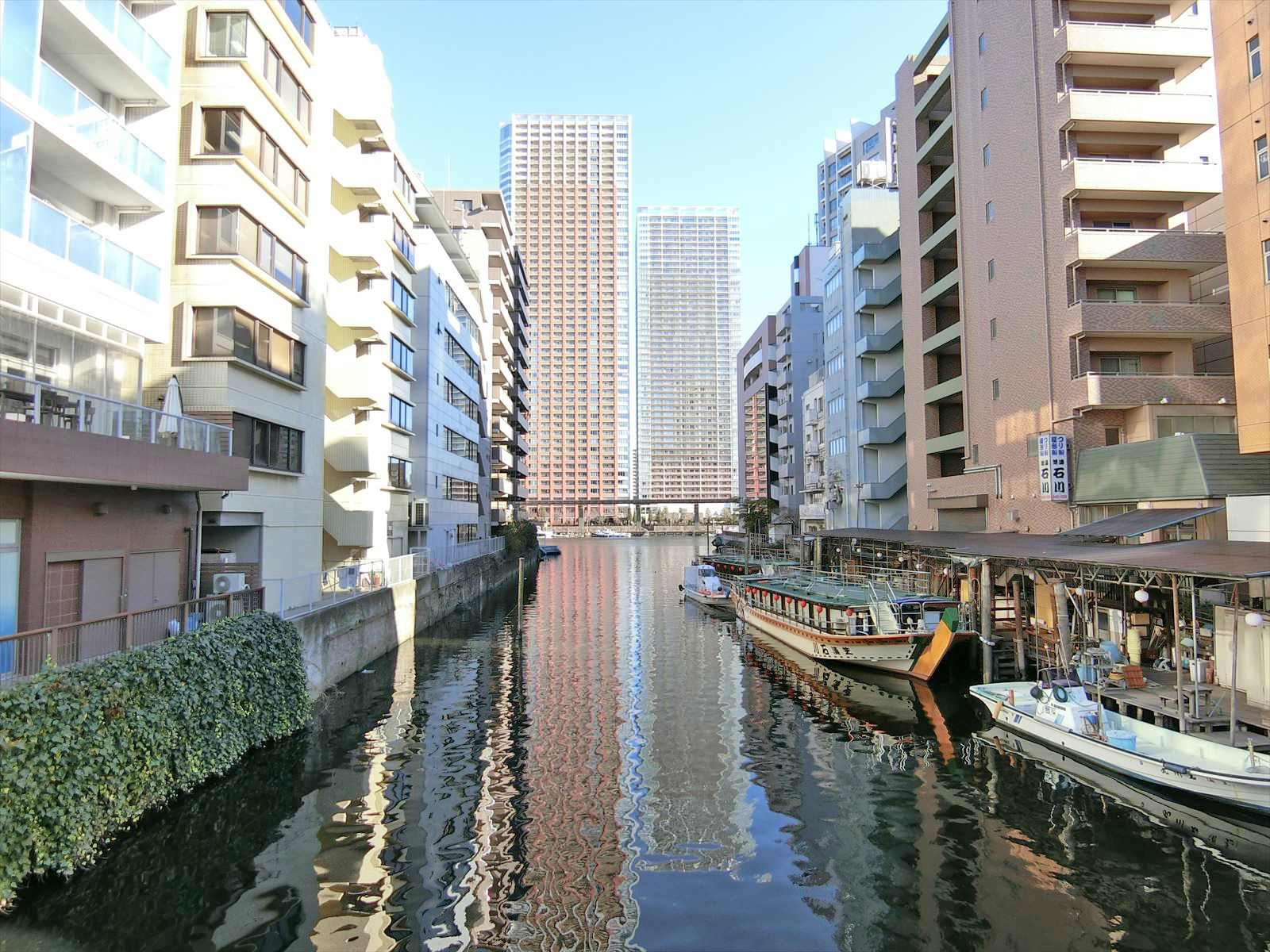 裏手に流れる芝浦運河