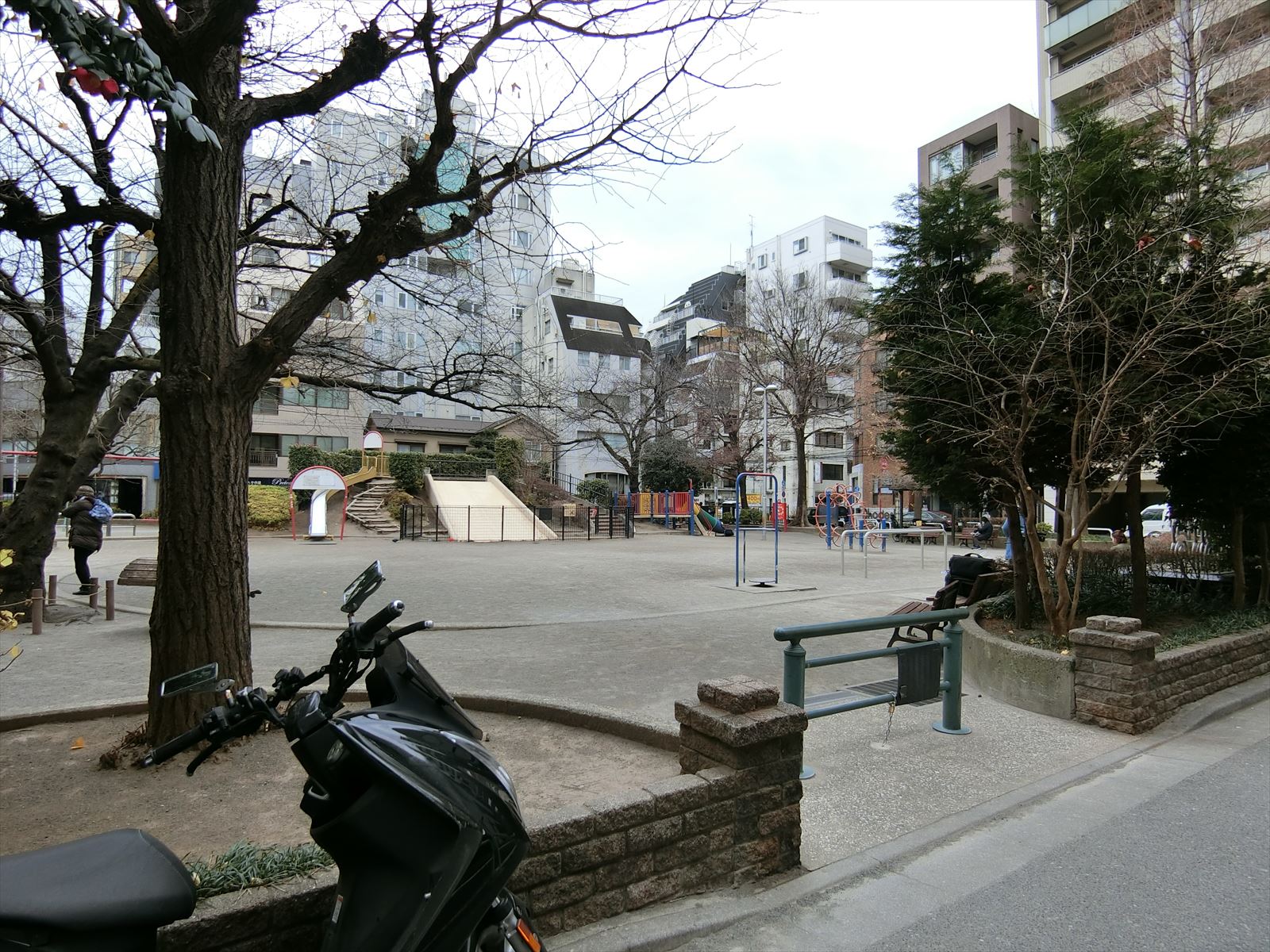 すぐ近くの網代公園