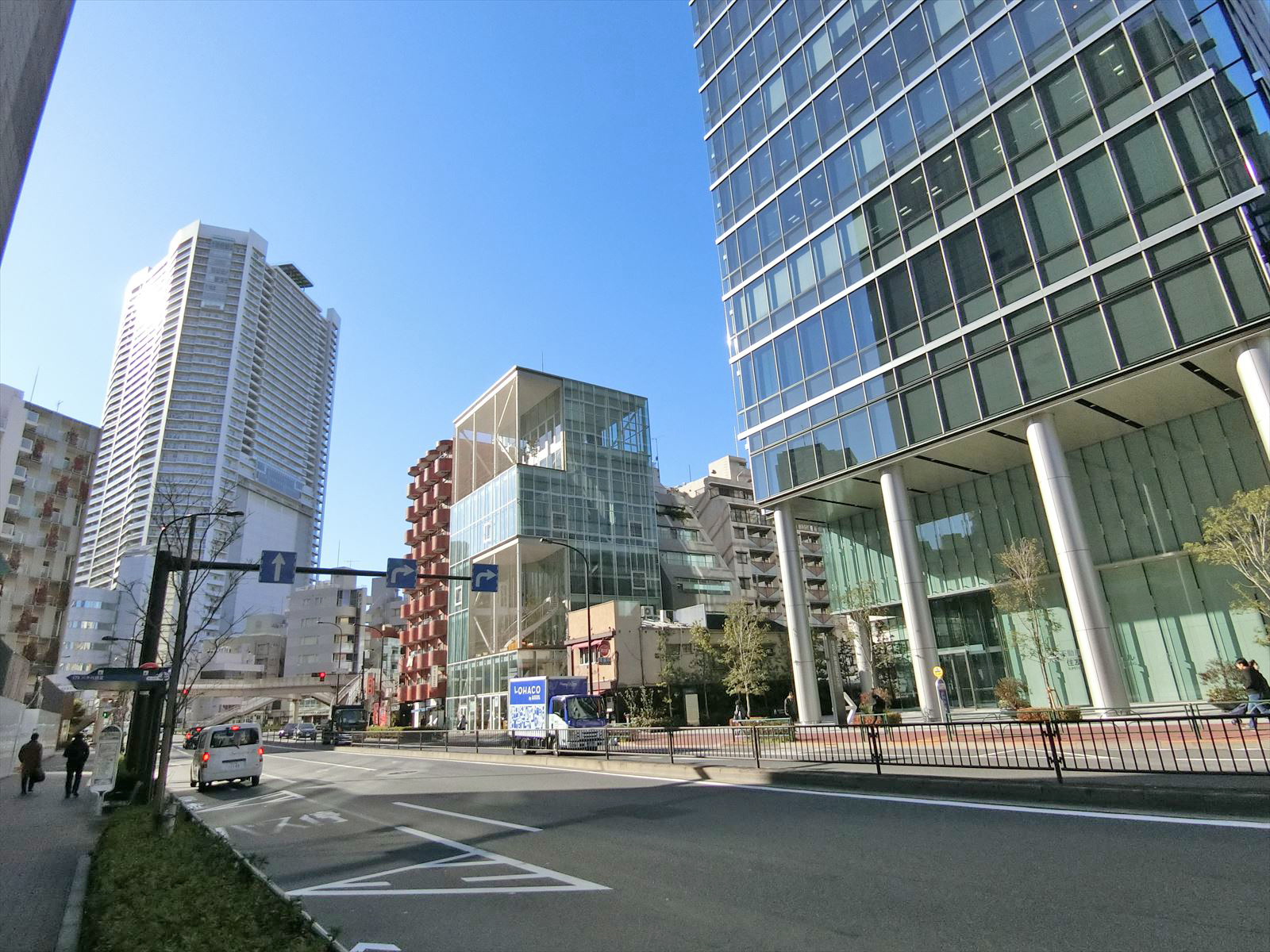 周辺はオフィスや店舗が多いエリア