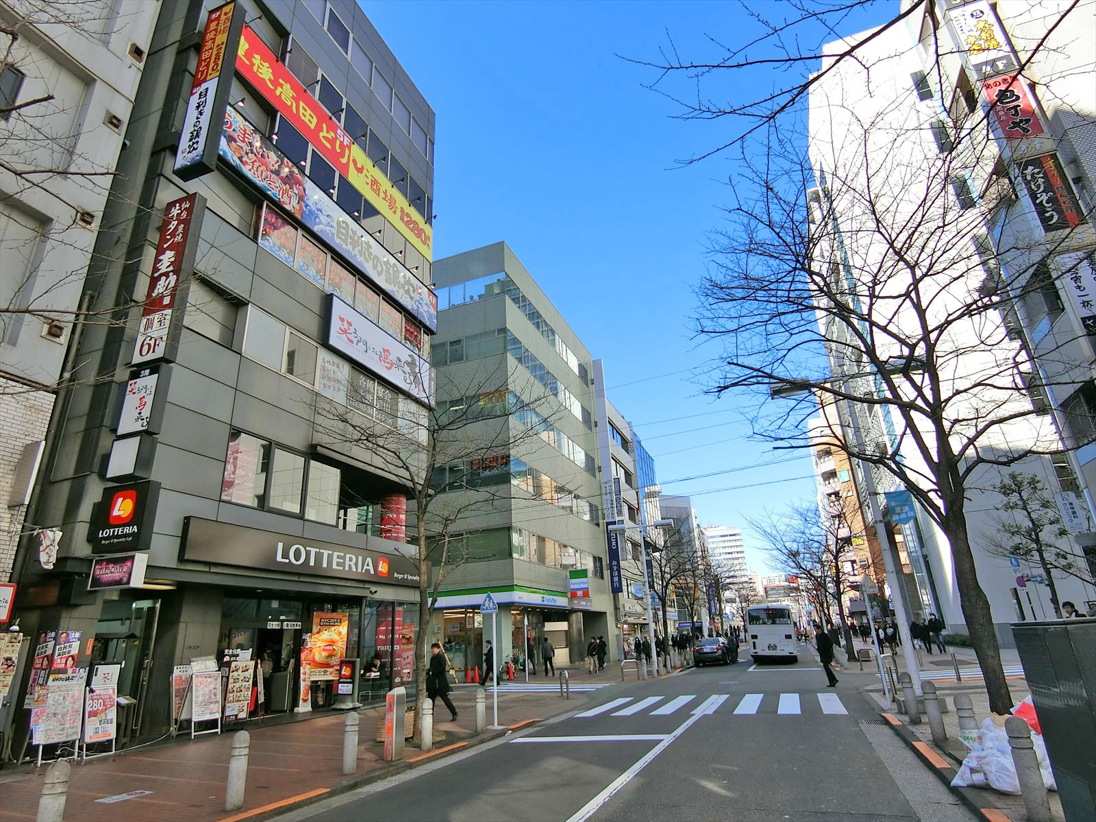 周辺はオフィスや店舗が多いエリア