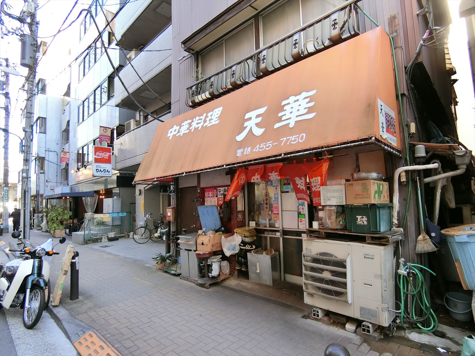 付近には飲食店が豊富