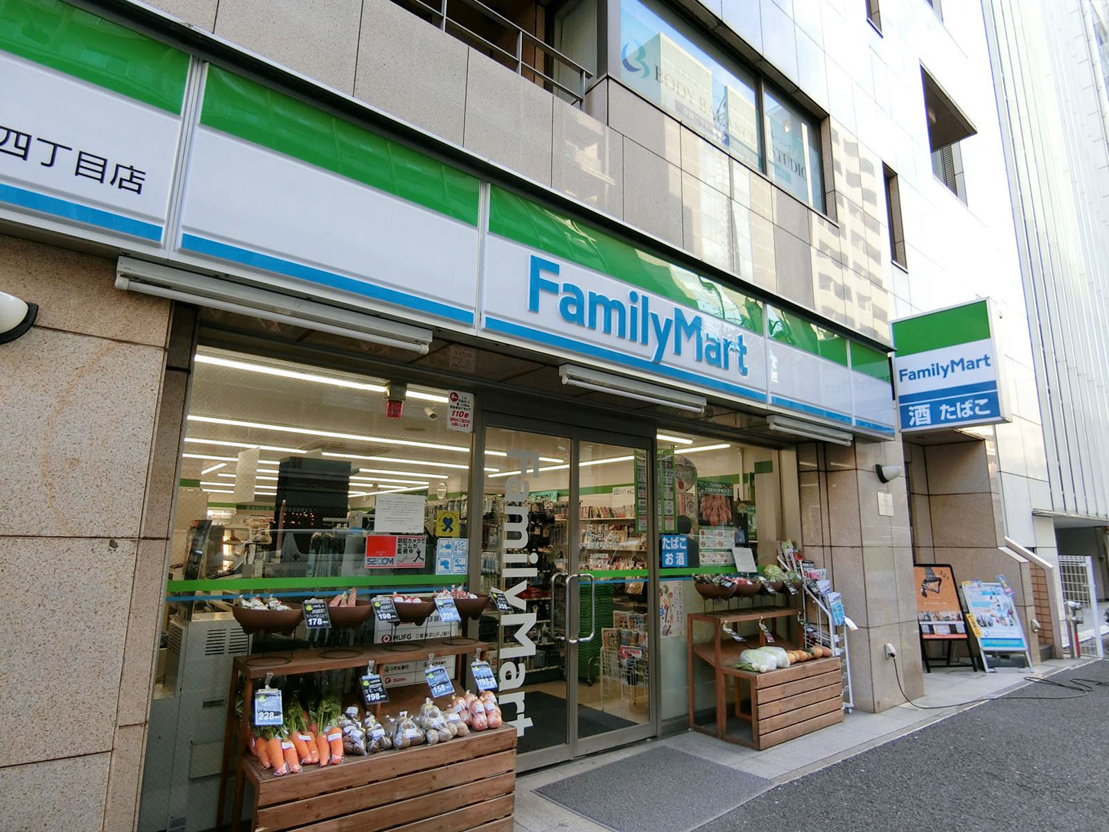 徒步1分のファミリーマート