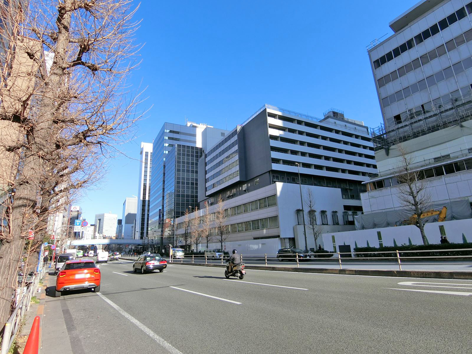 周辺はオフィスや店舗が多いエリア