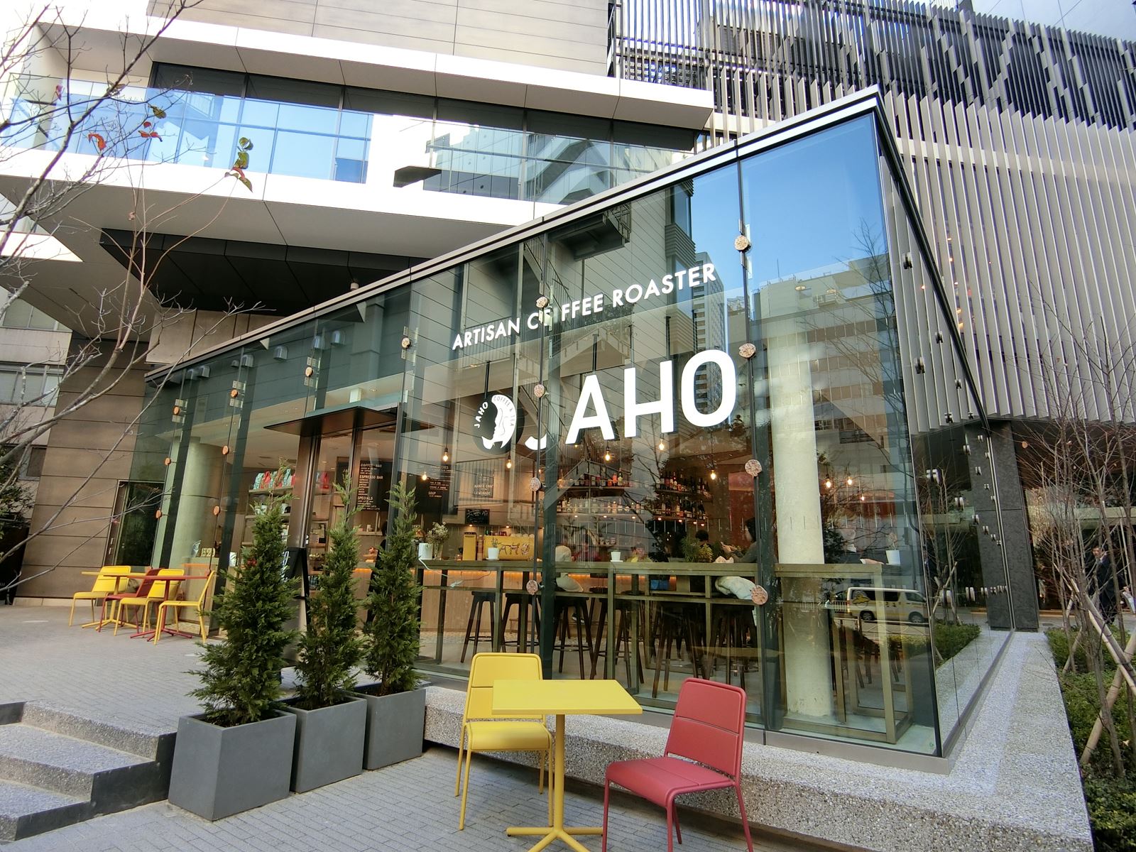 隣のカフェ「JahoCoffeeRoaster&WineBar」
