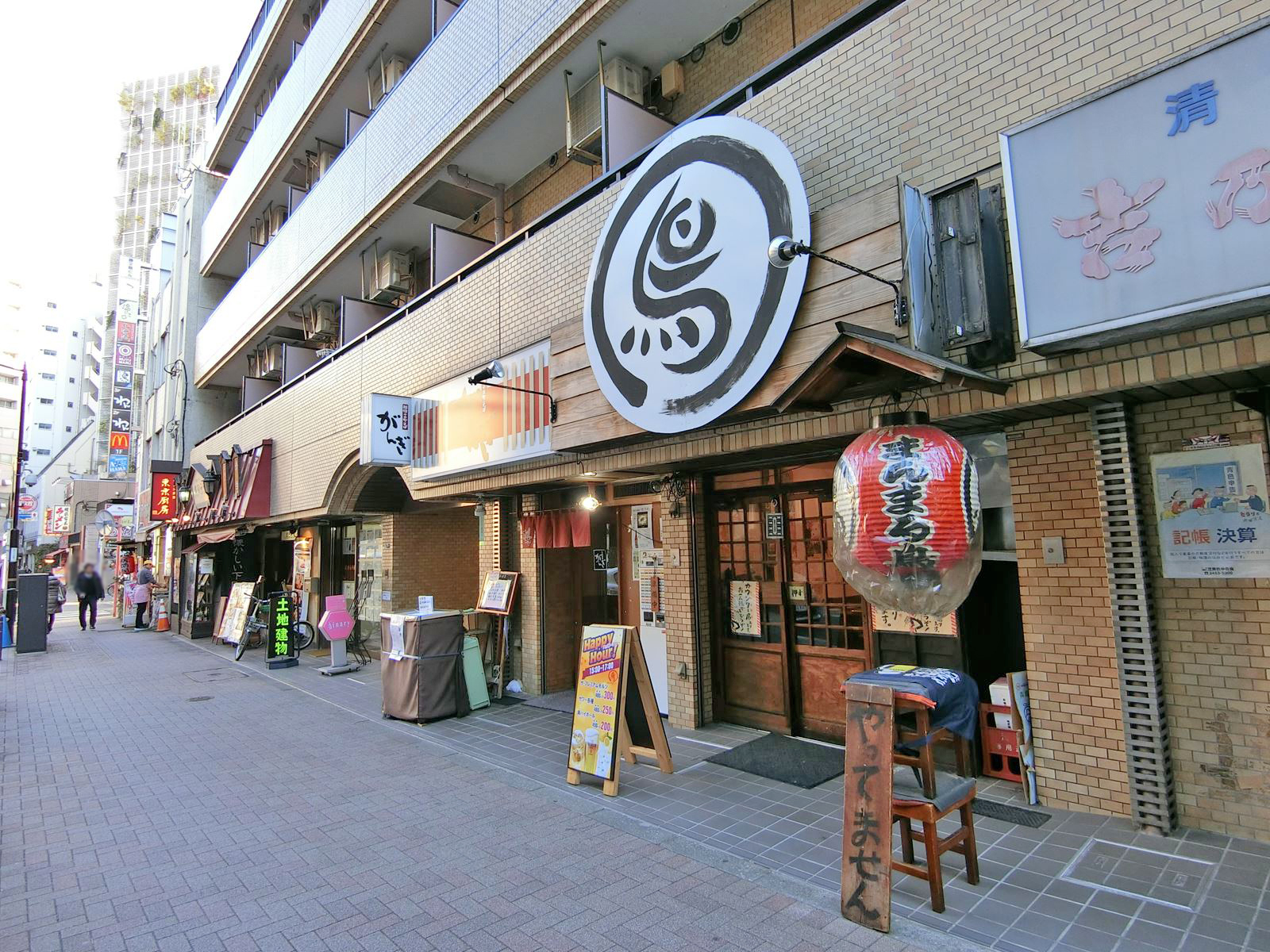 付近には飲食店が豊富