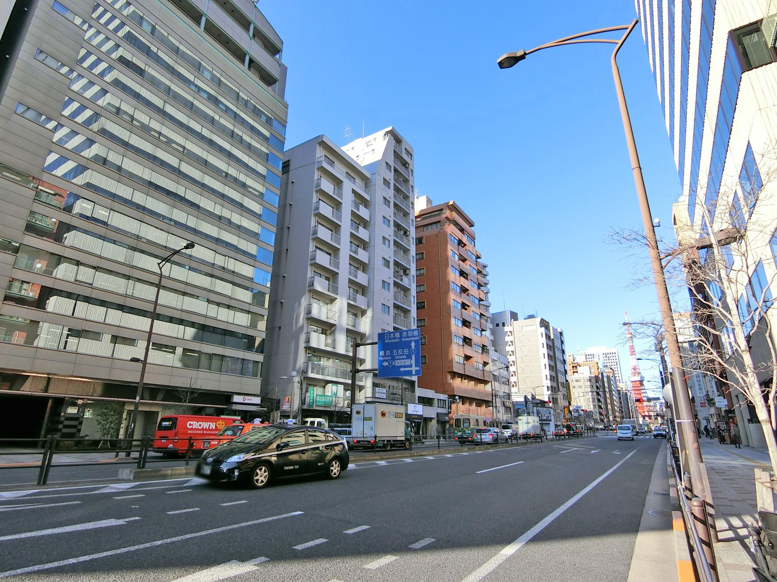 桜田通り沿いに立地