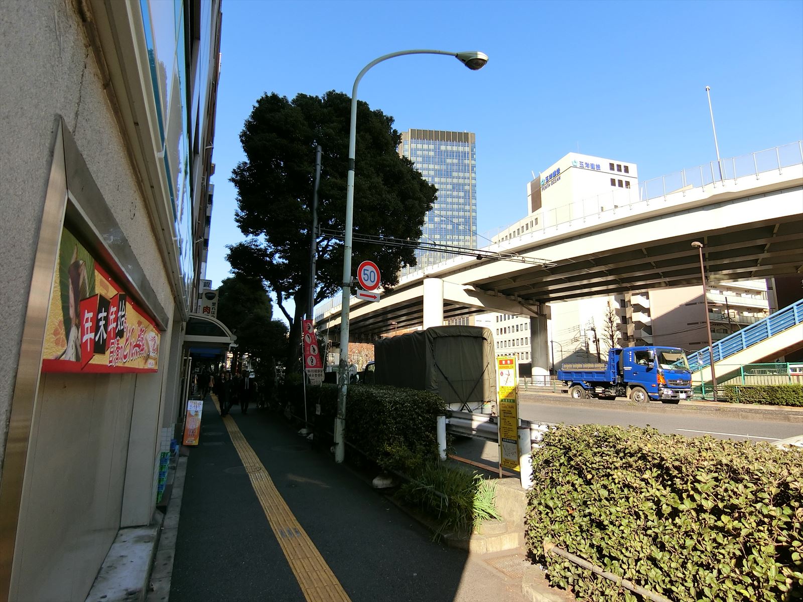 オフィスビル前面の通り