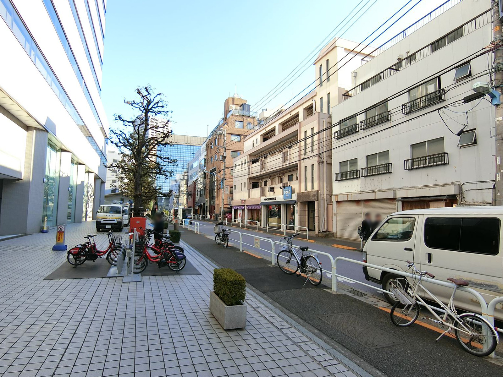 オフィスビル前面の通り