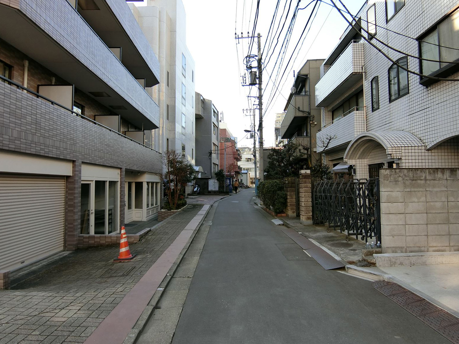 オフィスビル前面の通り