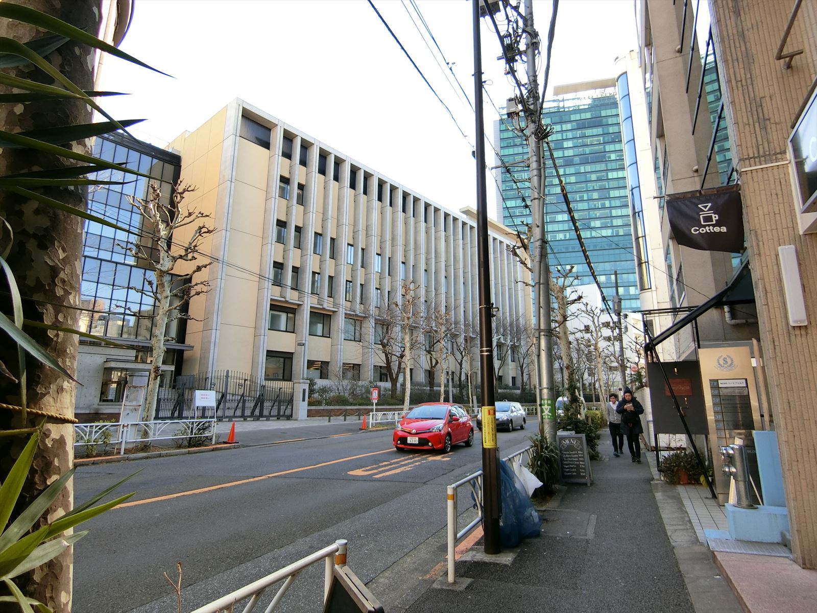 オフィスビル前面の通り