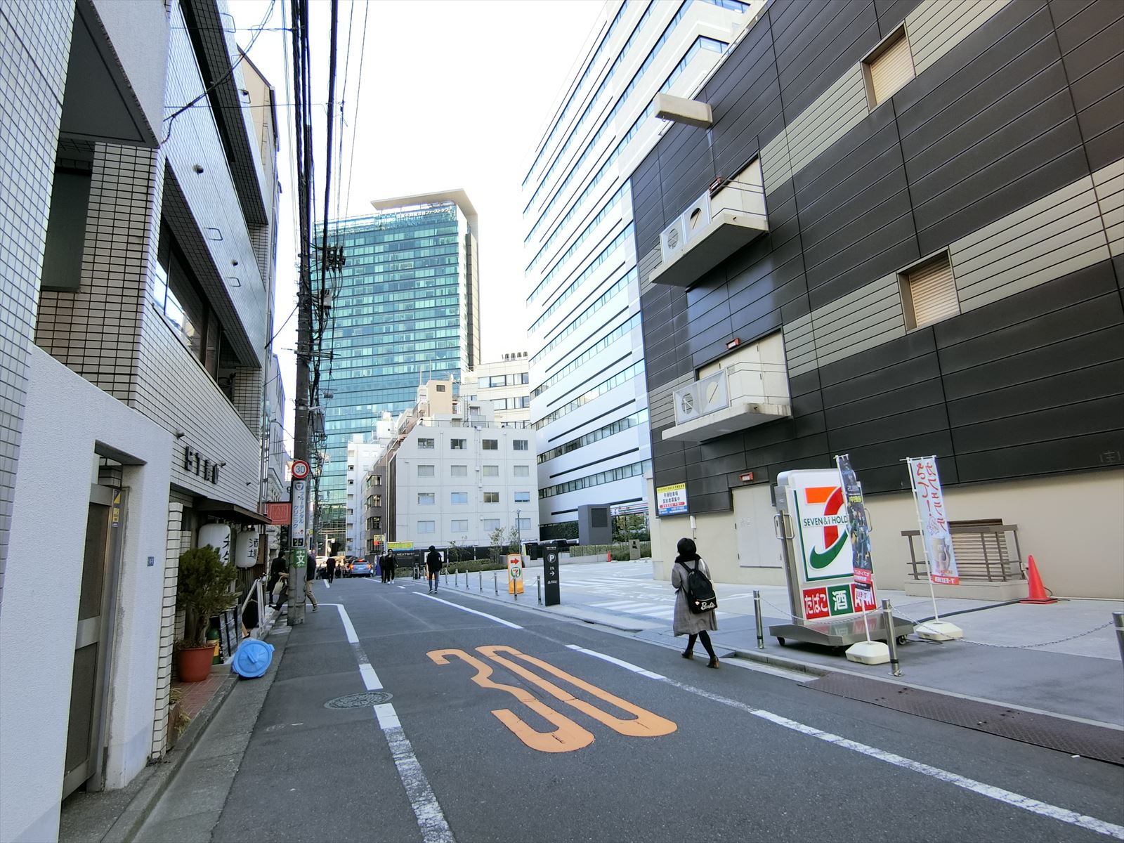 オフィスビル前面の通り