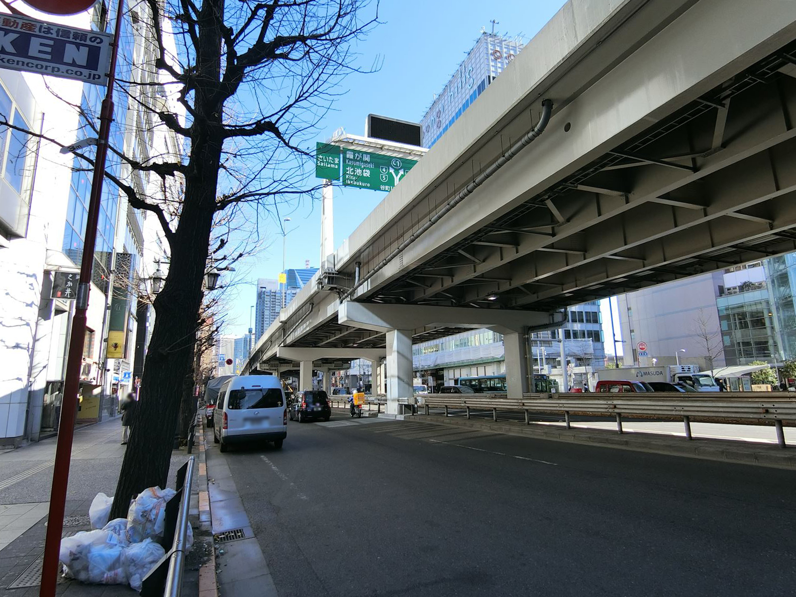 前面の六本木通り