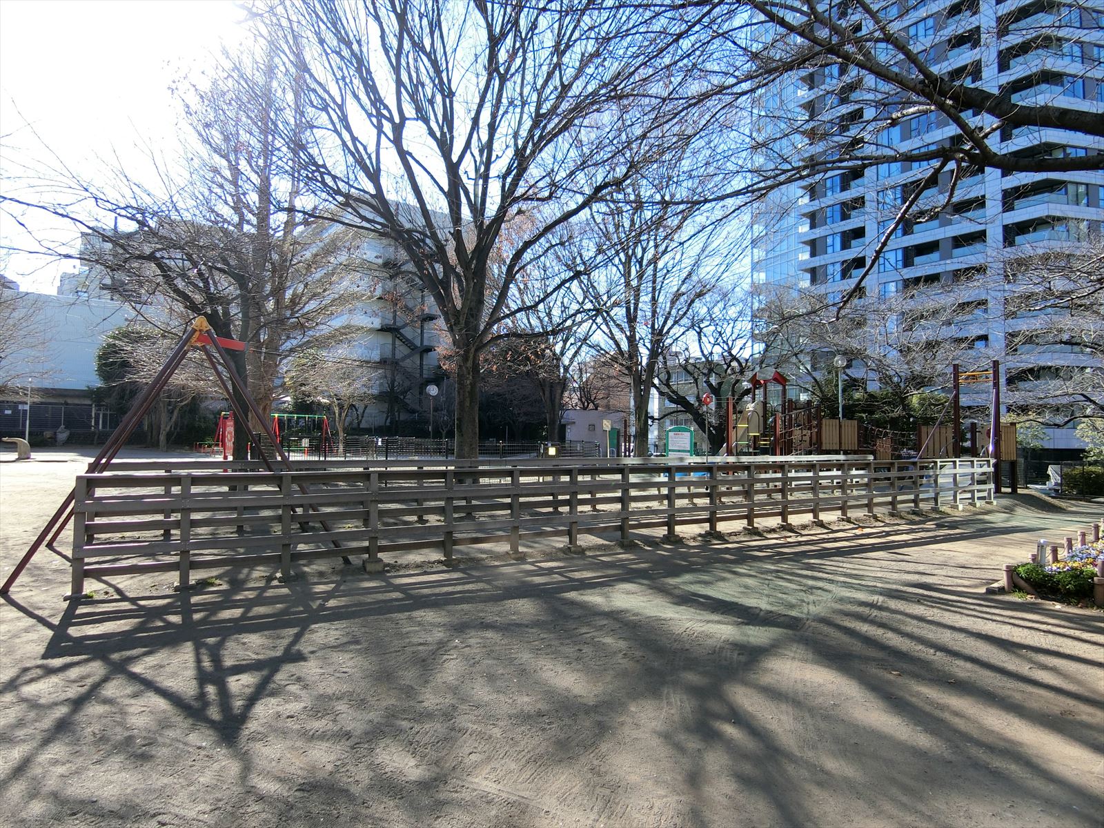徒歩1分の笄公園