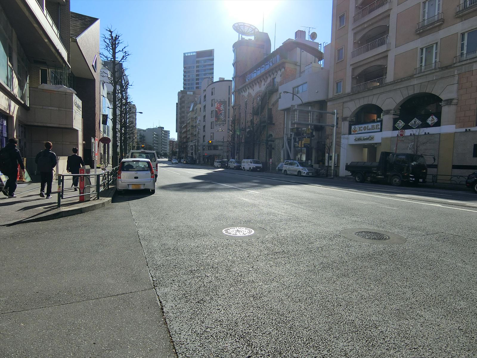 前面の外苑西通り