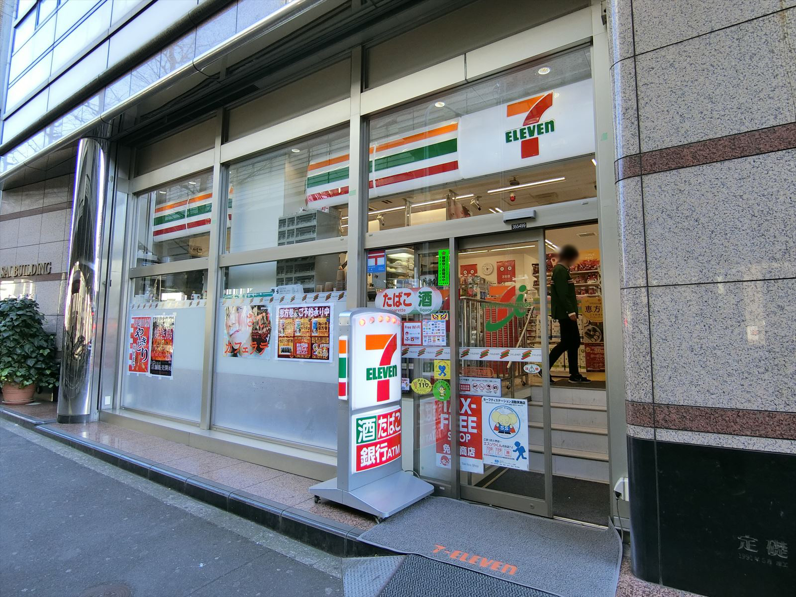 徒歩1分のセブンイレブン西麻布3丁目六本木通り店