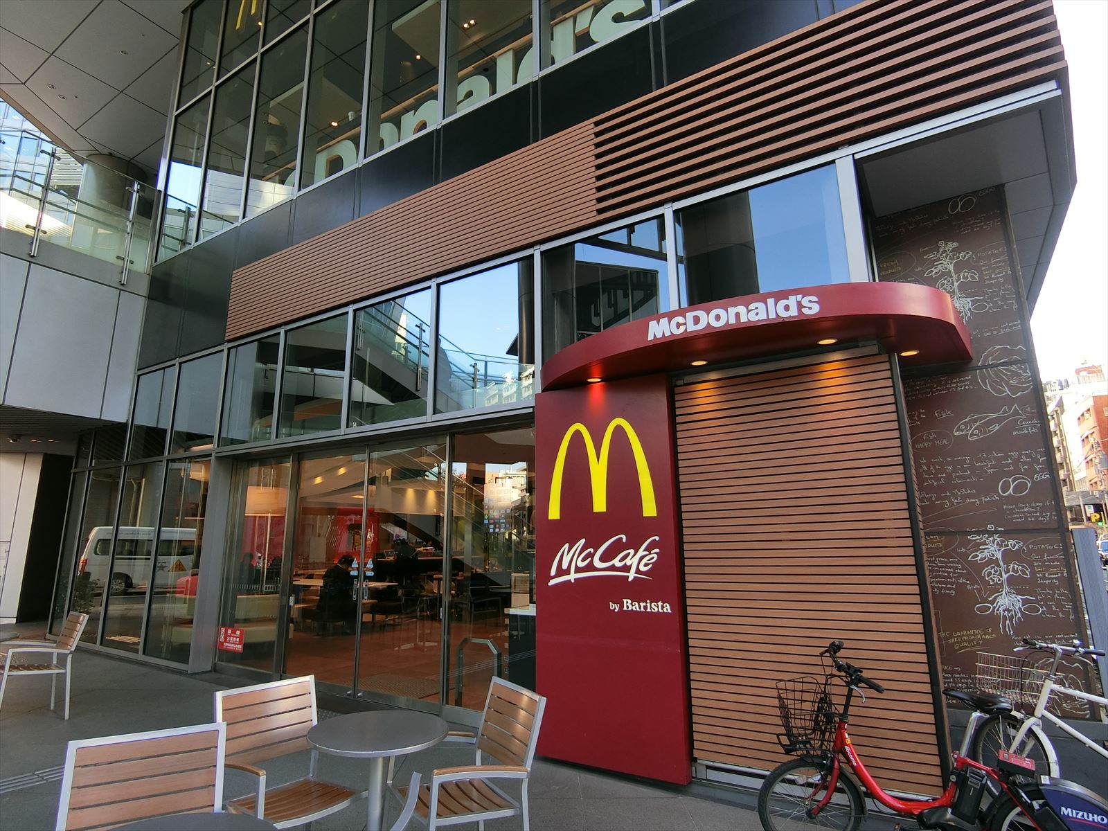 徒歩3分のマクドナルド六本木ヒルズ店