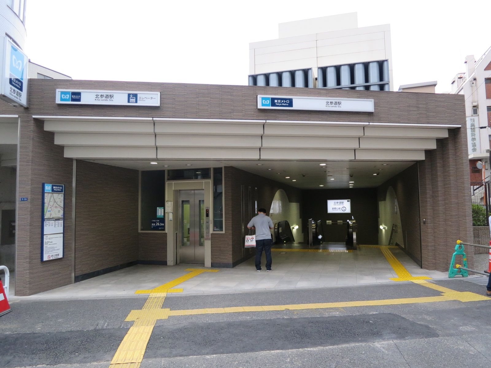 最寄りの「北参道駅」
