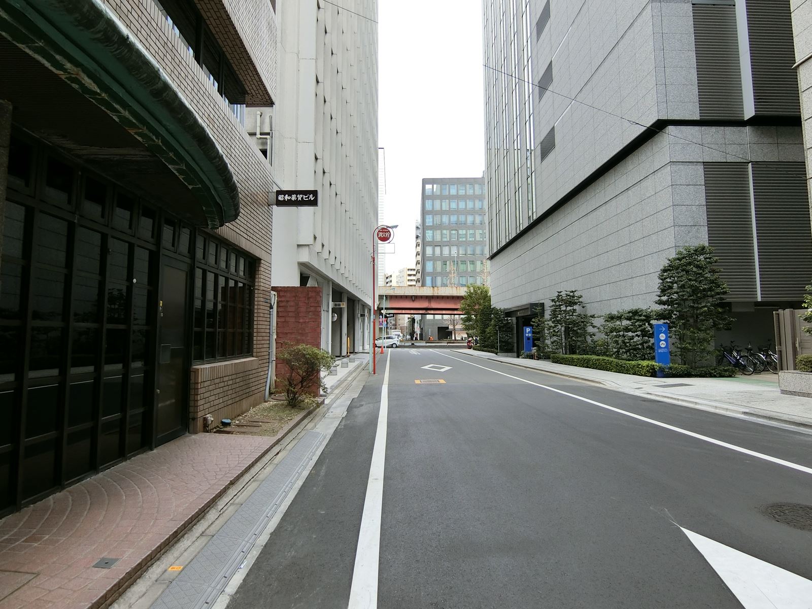 オフィスビル前面の通り