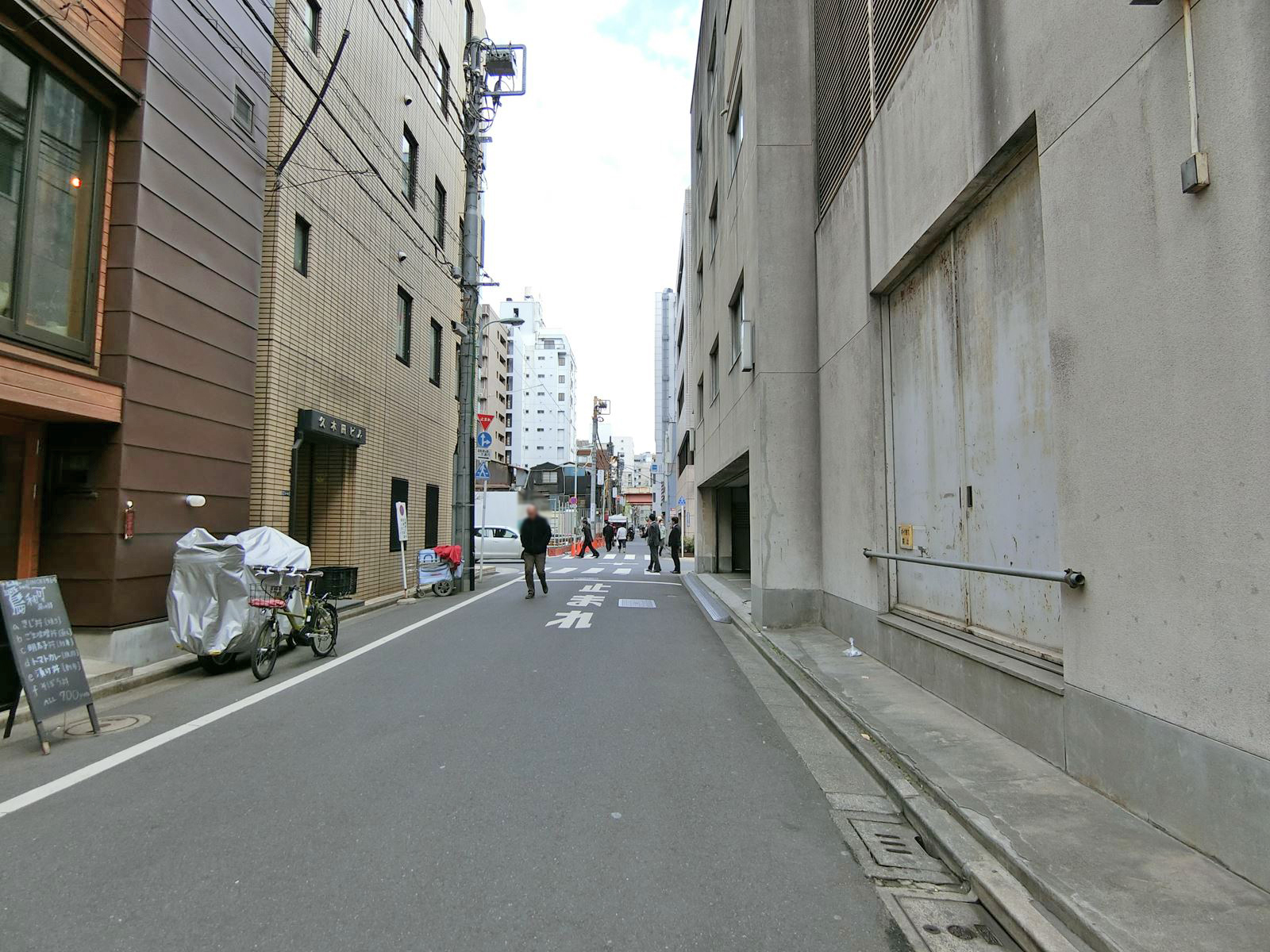 オフィスビル前面の通り