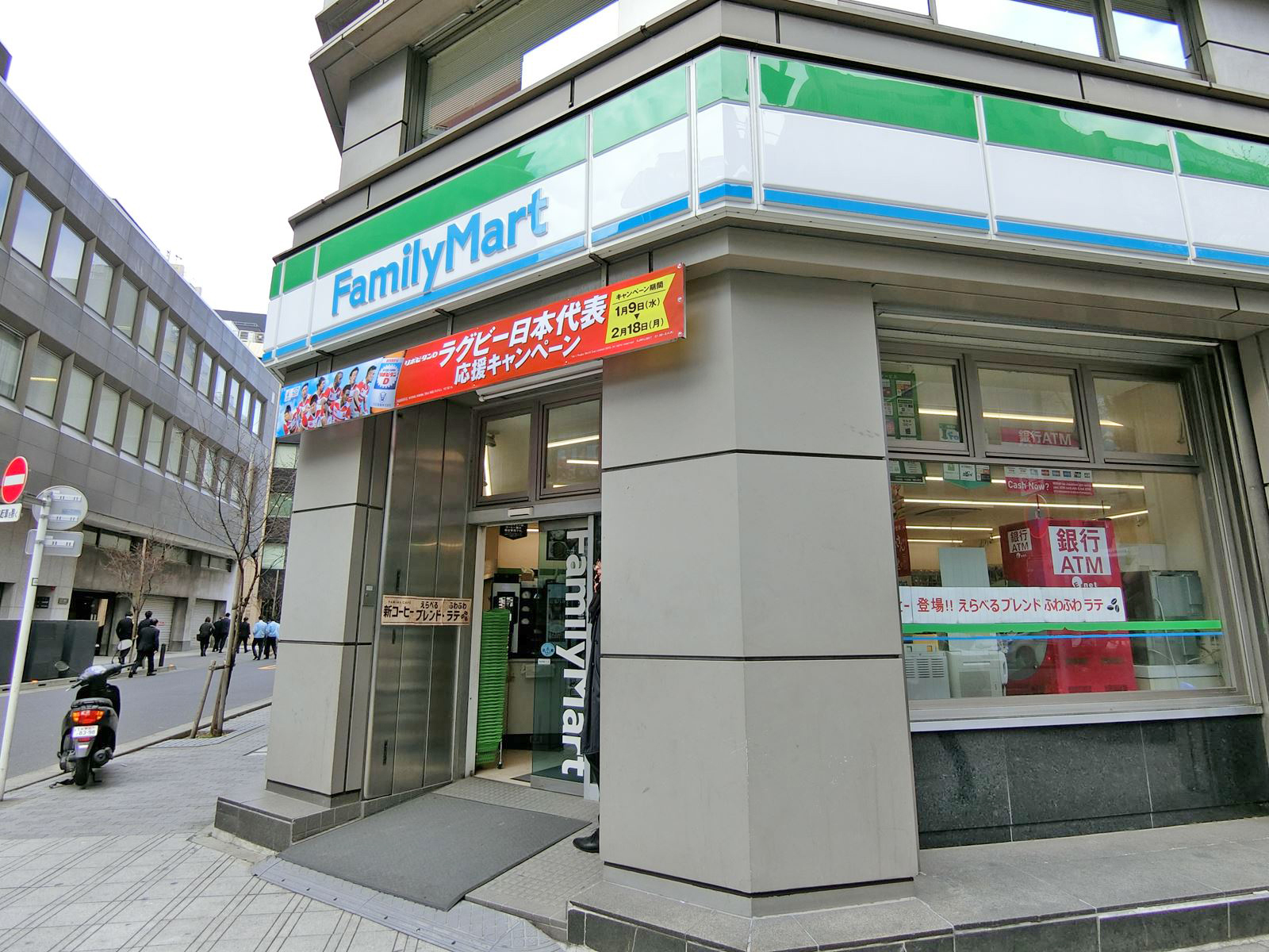 徒歩2分のファミリーマート