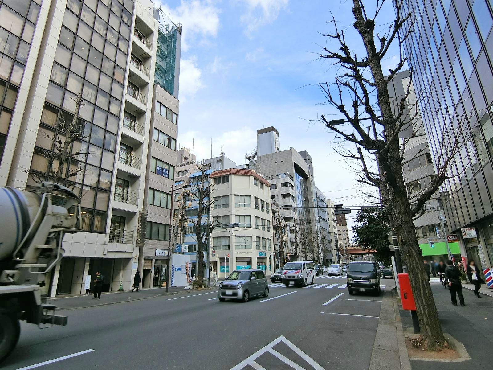 オフィスビル前面の通り