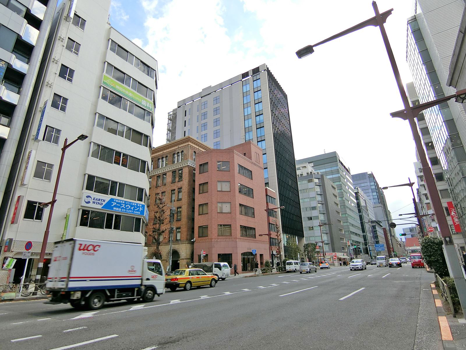 オフィスビル前面の通り