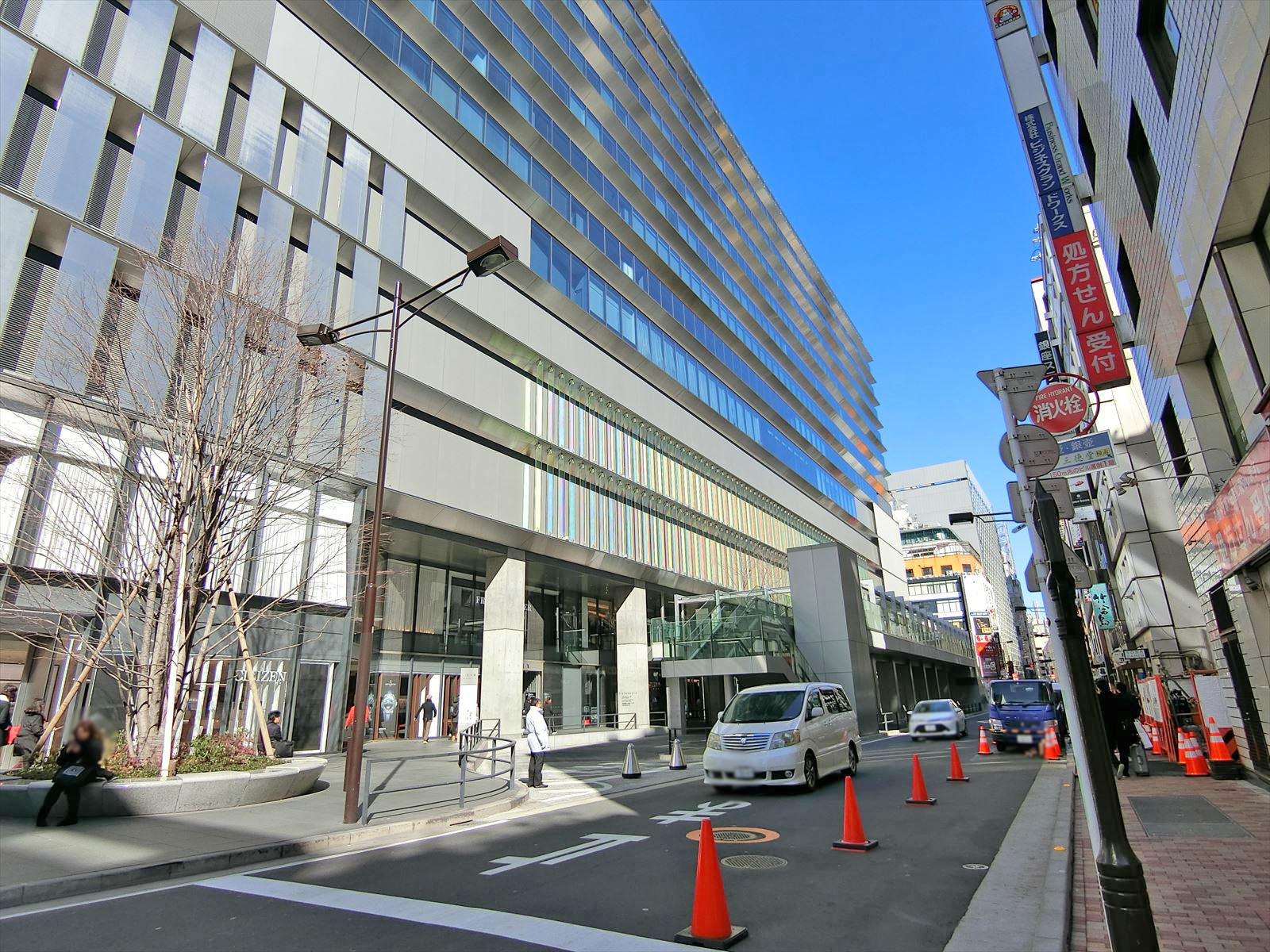 周辺はオフィスや店舗が多いエリア