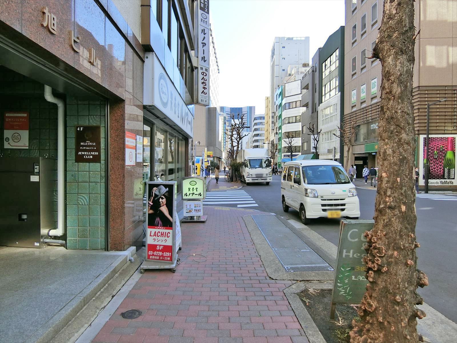 銀座龍岡ビル前面の通り