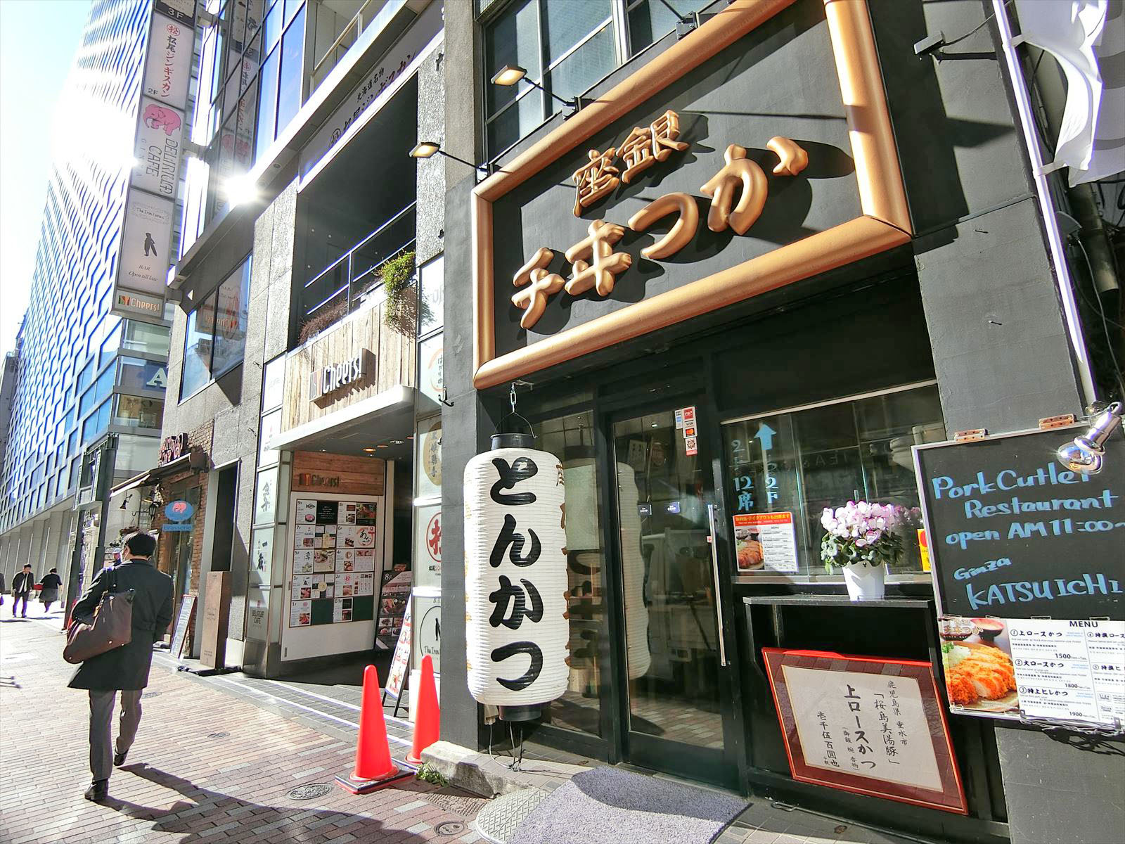 付近には飲食店が豊富