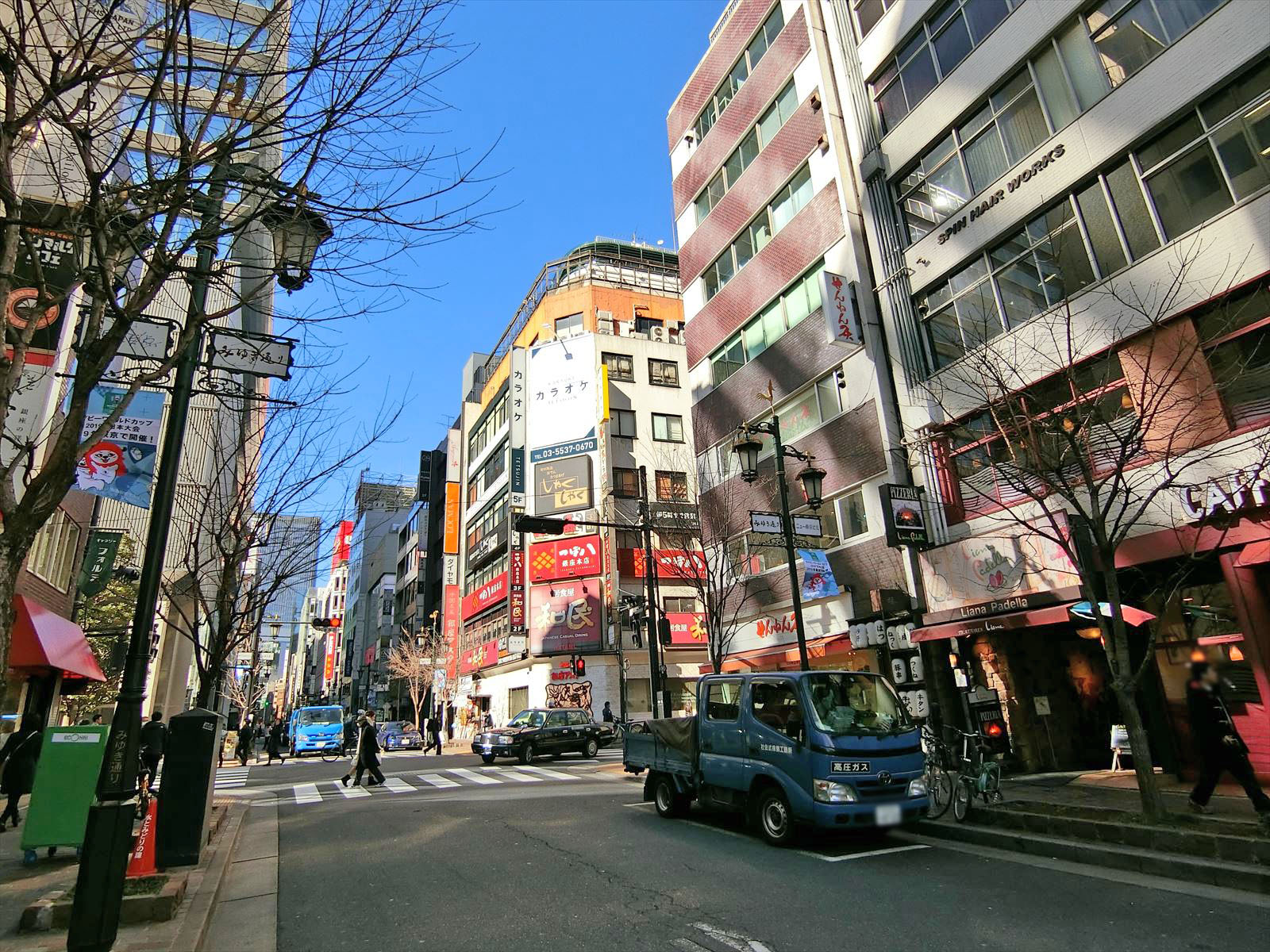 周辺はオフィスや店舗が多いエリア