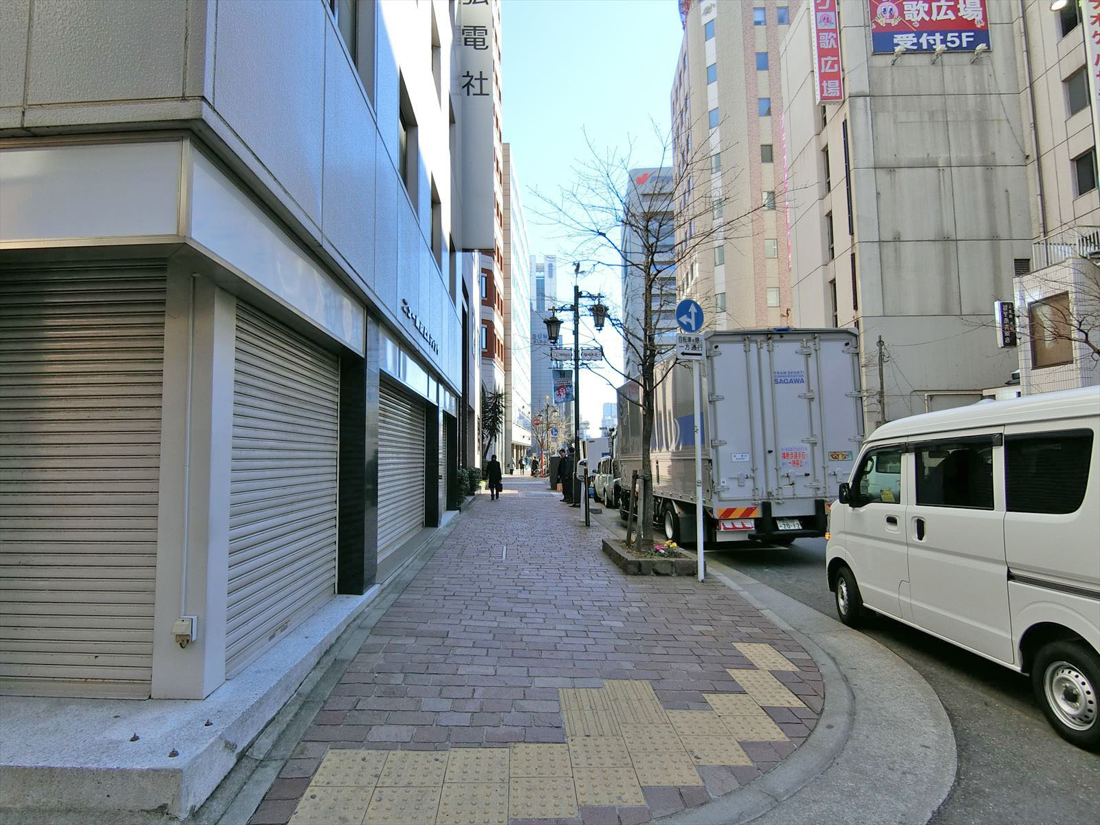 オフィスビル前面の通り