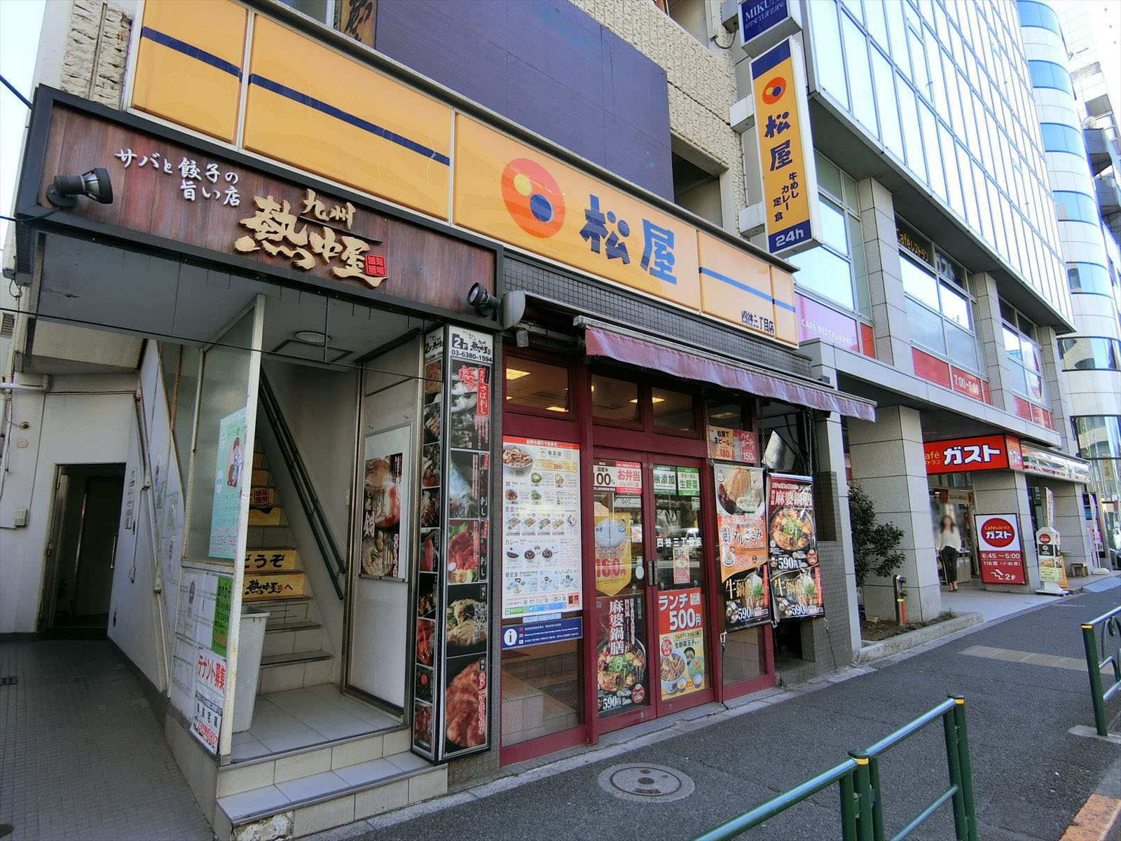 付近には飲食店が豊富
