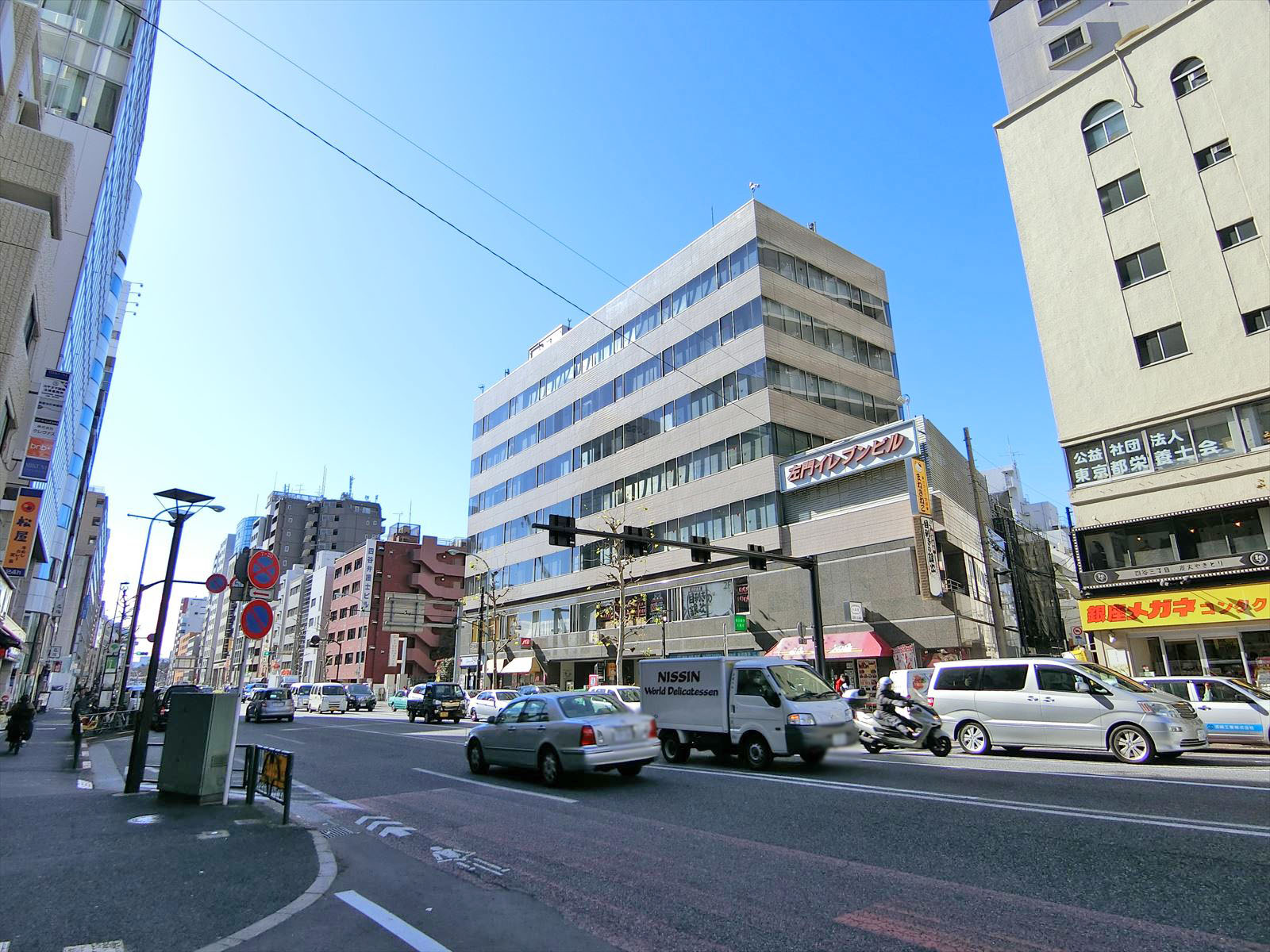 外苑東通り沿いに立地