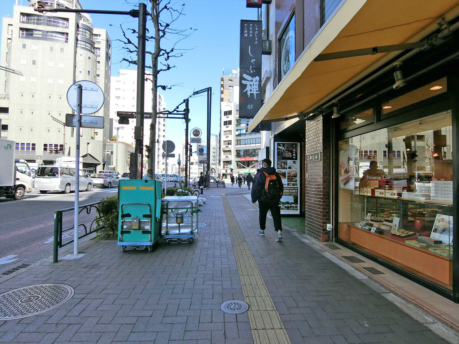 三井ビル前面の通り