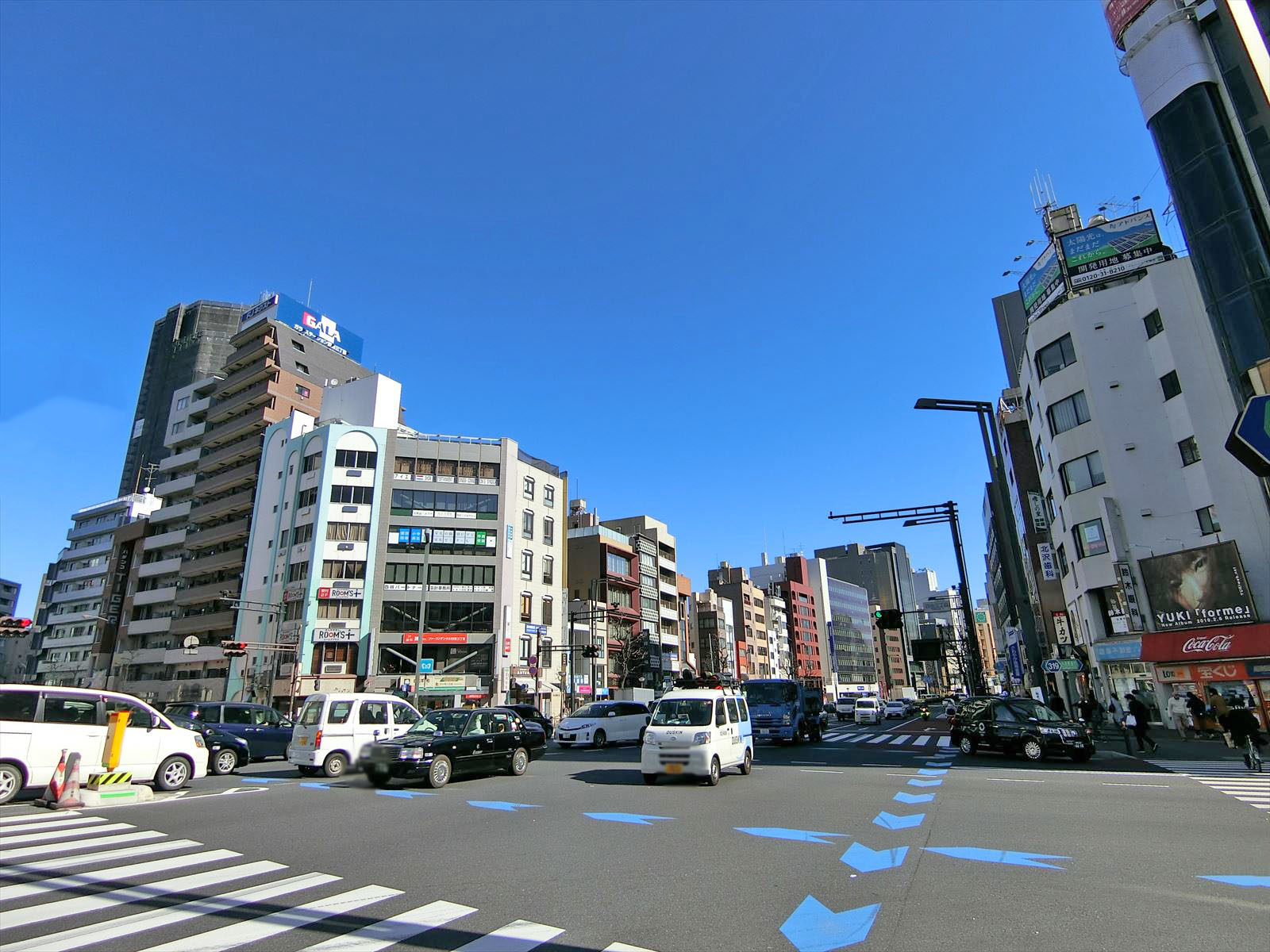 新宿通り沿いに立地