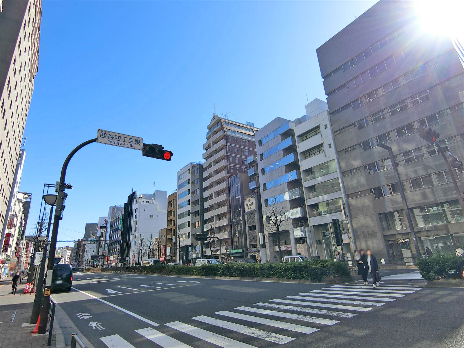 新宿通り沿いに立地