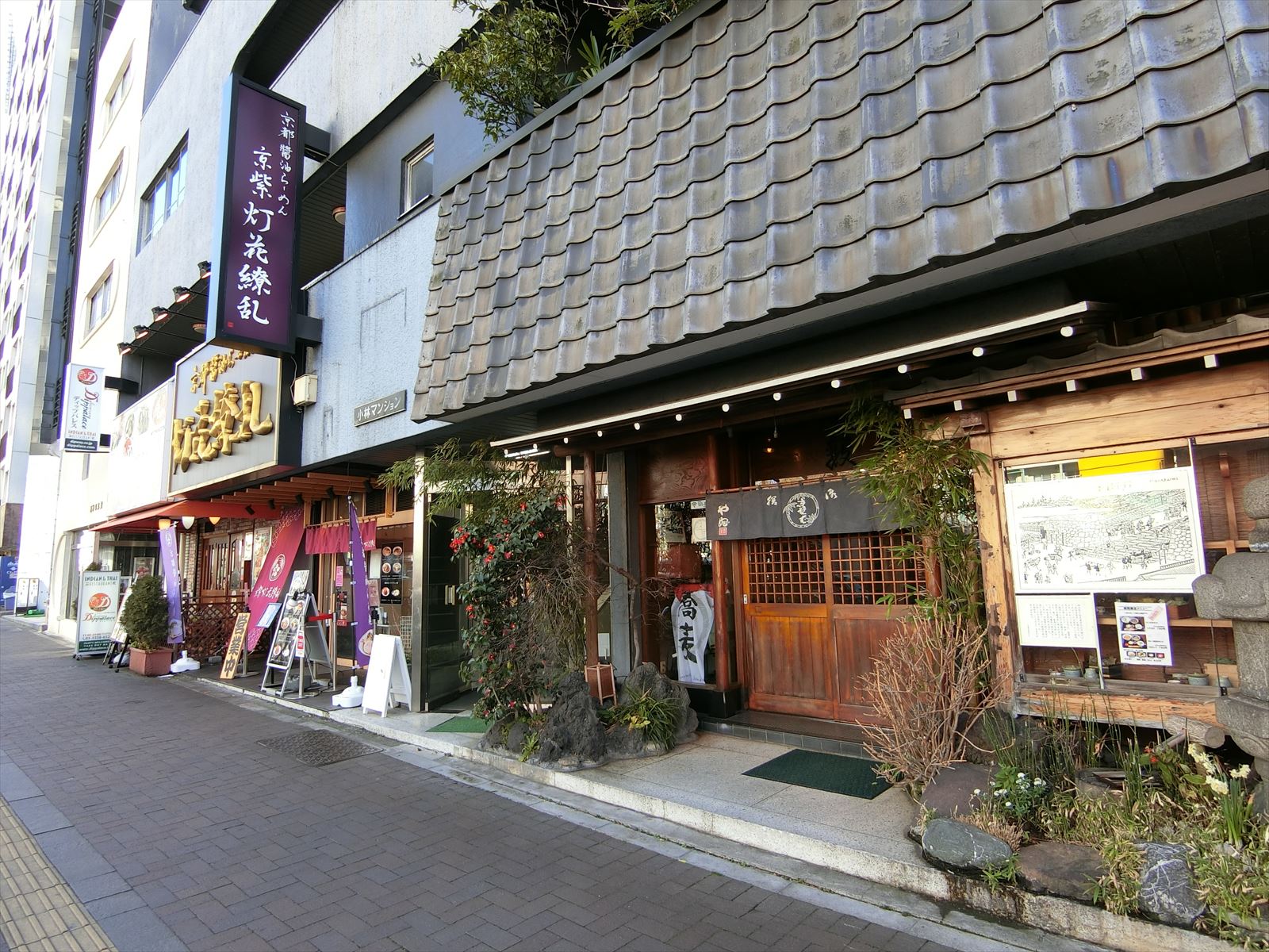付近には飲食店が豊富
