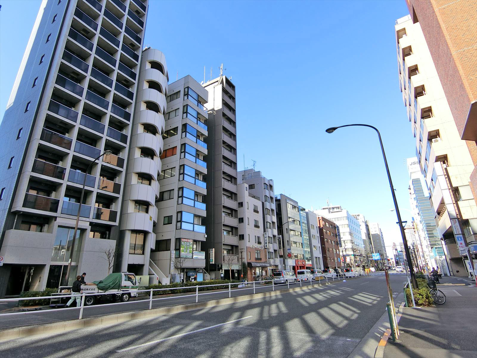 外苑東通り沿いに立地