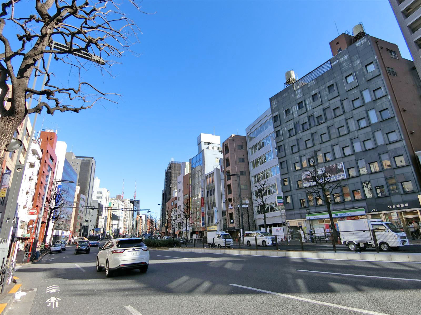 新宿通り沿いに立地