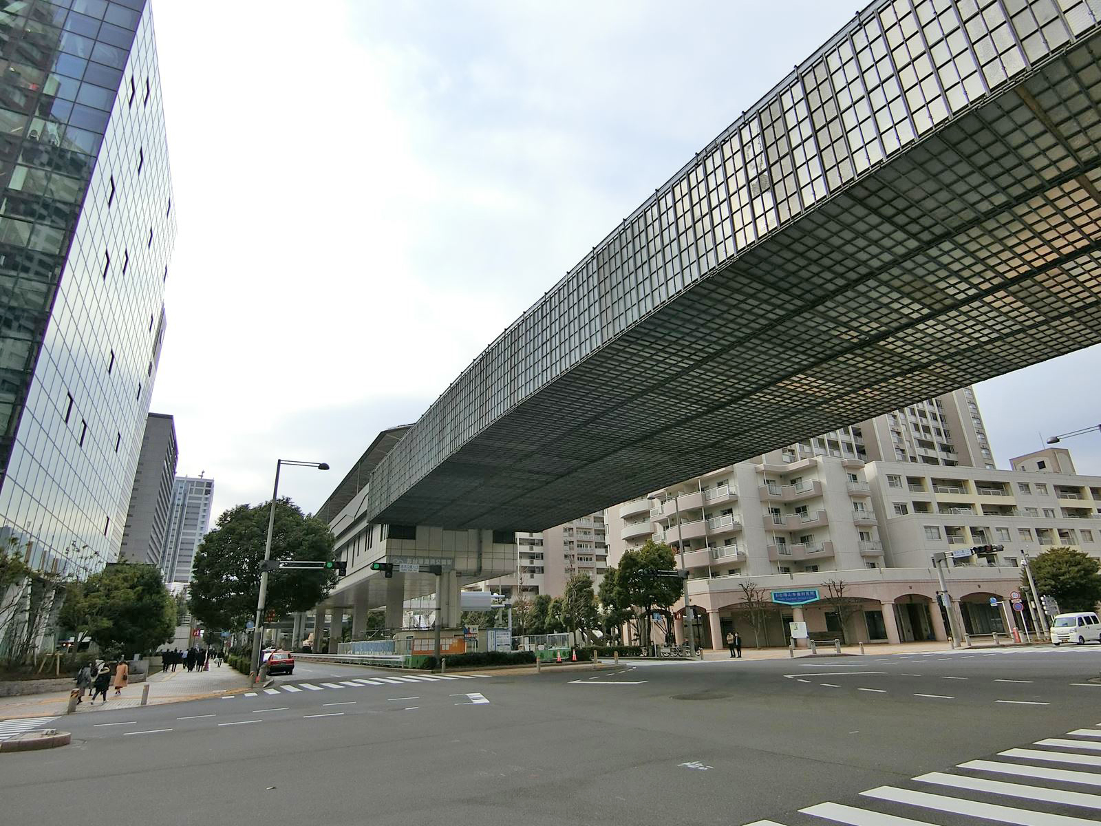 ザ・タワーズ台場 イースト前面の東京湾岸道路