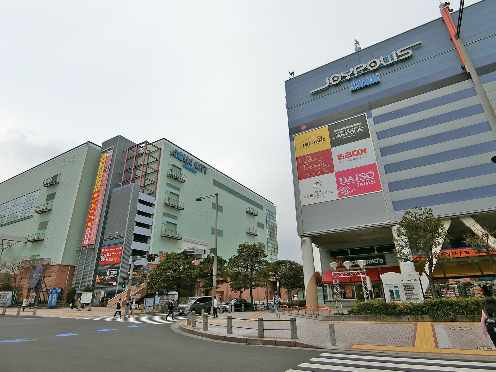 付近に林立する大型商業施設