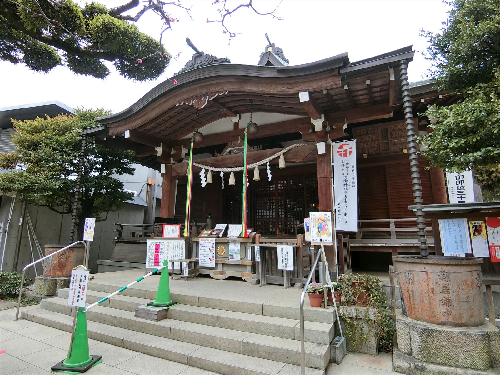 近くの鳩森八幡神社