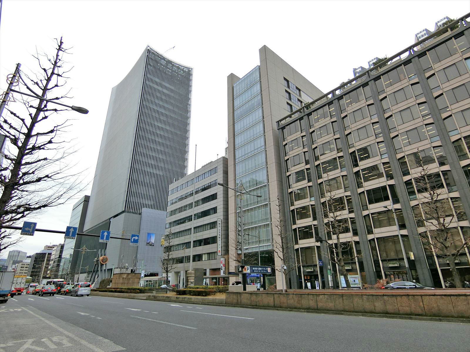 八重洲通り沿いに立地
